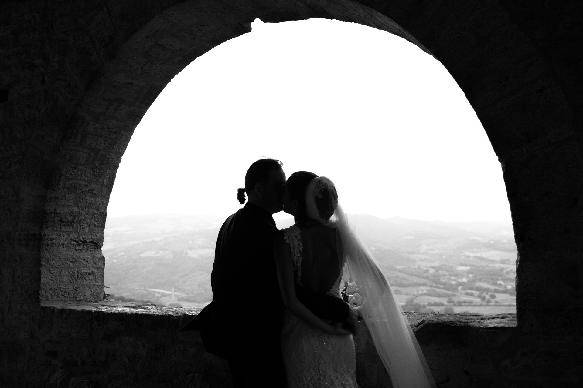The newlyweds kiss in Todi
