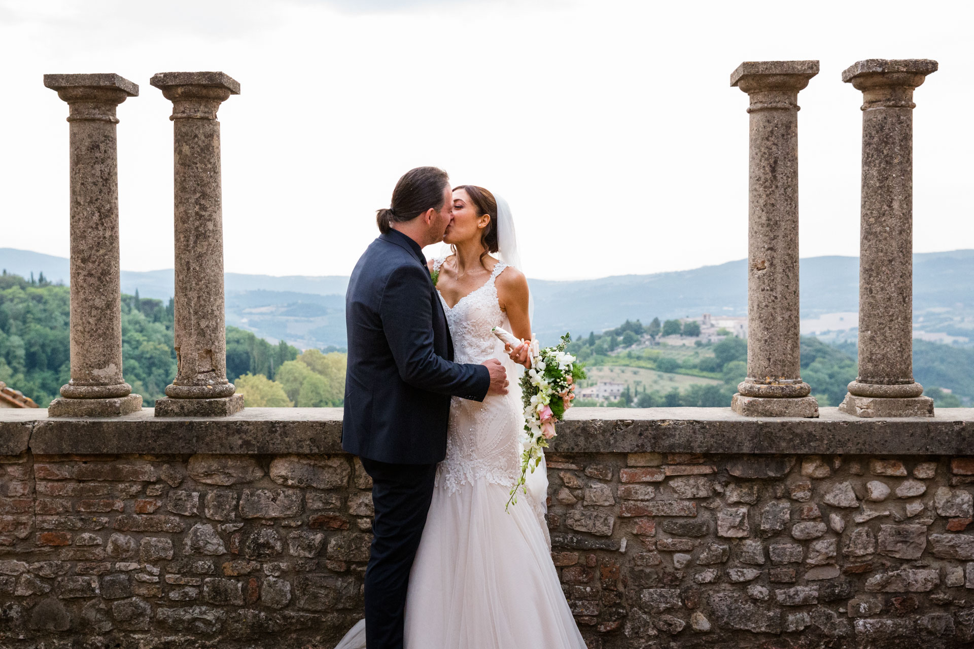 The newlyweds kiss at the Cinema Nido dell'Aquila in todi