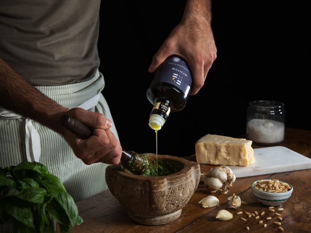 Pesto con pinoli, olio, basilico e parmigiano