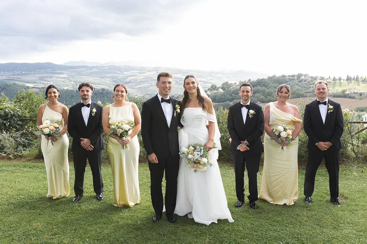 Group photo of the newlyweds and witnesses in the garden of the Monastero Santa Margherita