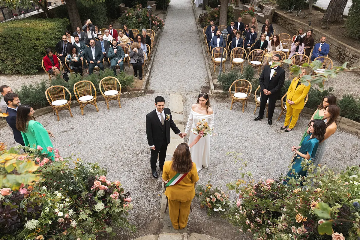 Wedding ceremony in the garden of the Relais il Falconiere in Cortona
